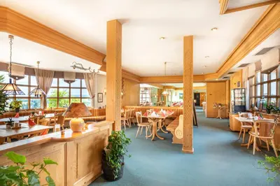 Ein Restaurant oder anderes Speiselokal in der Unterkunft Hotel Forstmeister