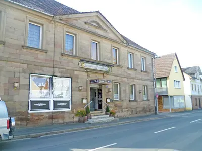 Das Gebäude in dem sich die Zelt-Lodge befindet