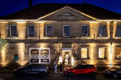 Das Gebäude in dem sich die Zelt-Lodge befindet