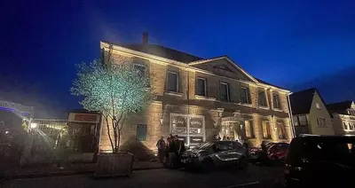 Das Gebäude in dem sich die Zelt-Lodge befindet