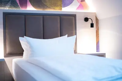 Ein Bett oder Betten in einem Zimmer der Unterkunft Taste Hotel Kulmbach