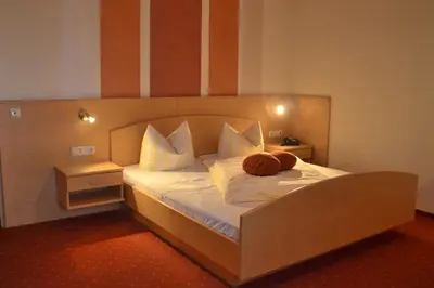 Ein Bett oder Betten in einem Zimmer der Unterkunft Hotel Königsteiner Hof