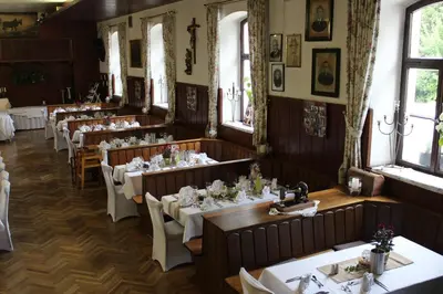 Ein Restaurant oder anderes Speiselokal in der Unterkunft Hotel & Landgasthof Forsthof