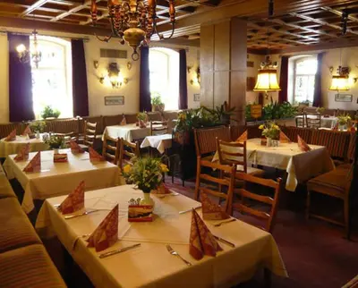 Ein Restaurant oder anderes Speiselokal in der Unterkunft Hotel Strauss