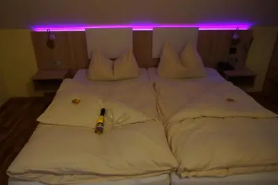 Ein Bett oder Betten in einem Zimmer der Unterkunft Hotel garni Kleindienst