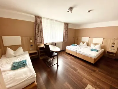 Ein Bett oder Betten in einem Zimmer der Unterkunft Hotel garni Kleindienst