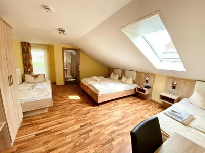 Ein Bett oder Betten in einem Zimmer der Unterkunft Hotel garni Kleindienst