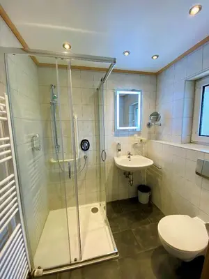 Ein Badezimmer in der Unterkunft Hotel garni Kleindienst
