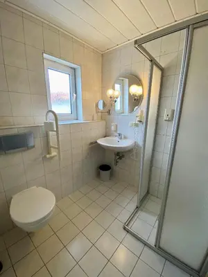 Ein Badezimmer in der Unterkunft Hotel garni Kleindienst