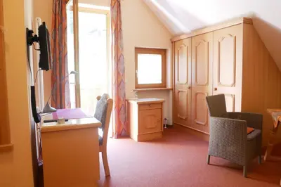 Ein Sitzbereich in der Unterkunft Hotel Gasthof Hereth