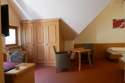 Ein Sitzbereich in der Unterkunft Hotel Gasthof Hereth