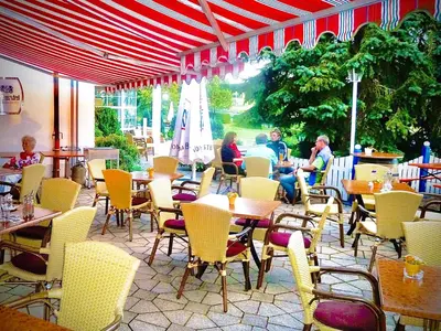 Ein Restaurant oder anderes Speiselokal in der Unterkunft Meister BÄR HOTEL Frankenwald