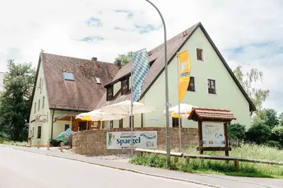 Das Gebäude in dem sich das Gasthaus befindet