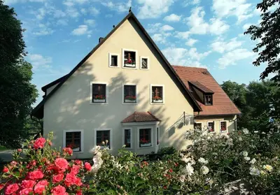 Ein Garten an der Unterkunft Gasthof Schloßbräu Lintach