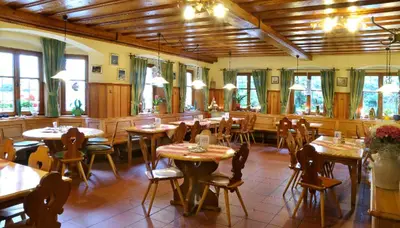Ein Restaurant oder anderes Speiselokal in der Unterkunft Gasthof Schloßbräu Lintach