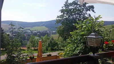 Ein allgemeiner Bergblick oder ein Berglick von des Hotels aus