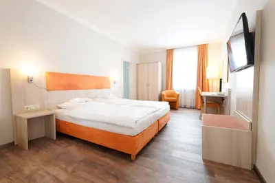 Ein Bett oder Betten in einem Zimmer der Unterkunft Hotel Bayerischer Hof