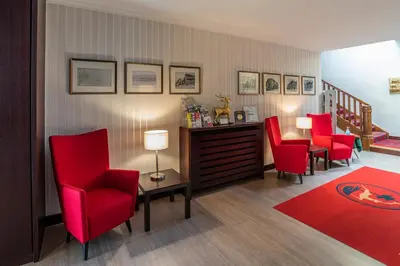 Ein Sitzbereich in der Unterkunft Hotel Goldener Hirsch