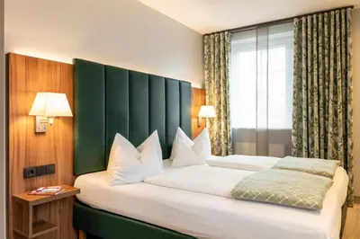Ein Bett oder Betten in einem Zimmer der Unterkunft Hotel Goldener Hirsch