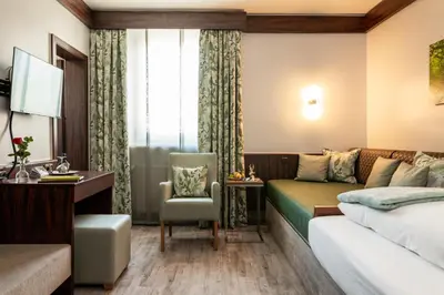 Ein Sitzbereich in der Unterkunft Hotel Goldener Hirsch