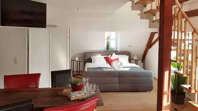 Ein Sitzbereich in der Unterkunft Apartment Pegnitzmühle mit Pegnitzinsel