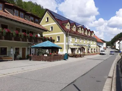 Das Gebäude in dem sich das Gasthaus befindet
