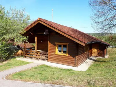 Das Gebäude in dem sich das Ferienhaus befindet