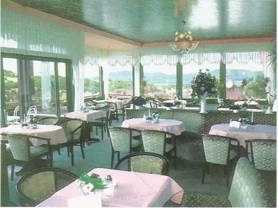 Ein Restaurant oder anderes Speiselokal in der Unterkunft Gästehaus Café Ruff