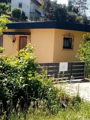 Das Gebäude in dem sich das Ferienhaus befindet