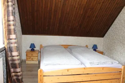 Ein Bett oder Betten in einem Zimmer der Unterkunft Ferienwohnung direkt am Ski und Rodelhang