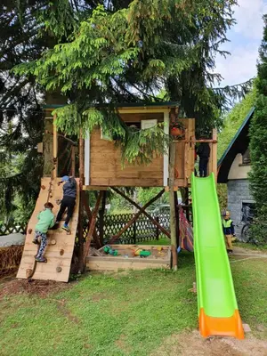 Ein Kinderspielbereich in der Unterkunft Ferienwohnung direkt am Ski und Rodelhang