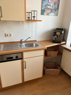 Küche/Küchenzeile in der Unterkunft Ferienwohnung Elsterveilchen 100 m bis zur Soletherme und Theater