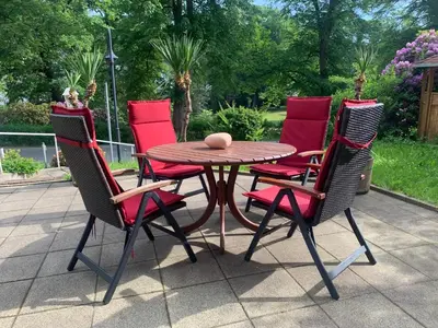 Ein Garten an der Unterkunft Ferienwohnung Elsterveilchen 100 m bis zur Soletherme und Theater