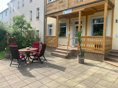 Ein Balkon oder eine Terrasse in der Unterkunft Ferienwohnung Elsterveilchen 100 m bis zur Soletherme und Theater