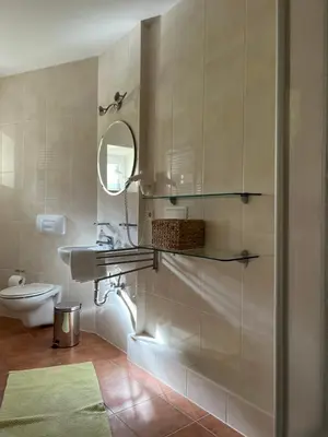 Ein Badezimmer in der Unterkunft Ferienwohnung Elsterveilchen 100 m bis zur Soletherme und Theater