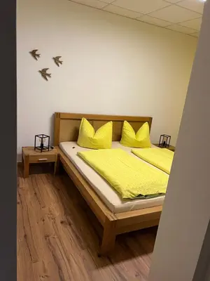 Ein Bett oder Betten in einem Zimmer der Unterkunft Ferienwohnung Elsterveilchen 100 m bis zur Soletherme und Theater