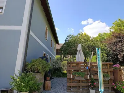 Ein Garten an der Unterkunft Apartment in Tannesberg mit Balkon