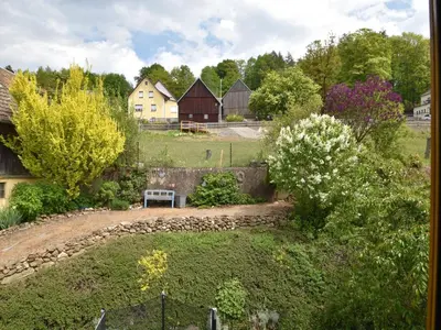 Ein Garten an der Unterkunft Apartment in Tannesberg mit Balkon