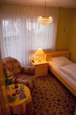 Ein Bett oder Betten in einem Zimmer der Unterkunft Hotel Garni Regina