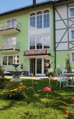 Ein Garten an der Unterkunft Hotel Garni Regina