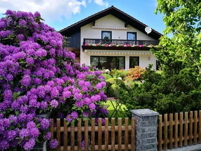 Ein Garten an der Unterkunft Ferienwohnung Kreuzer Lydia