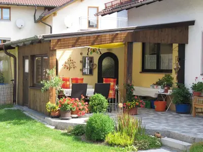 Ein Garten an der Unterkunft Ferienwohnung Kreuzer Lydia