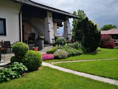 Ein Garten an der Unterkunft Ferienwohnung Kreuzer Lydia