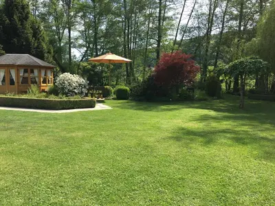 Ein Garten an der Unterkunft Hotel Kainsbacher Mühle