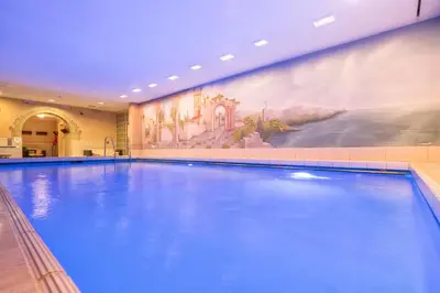 Der Swimmingpool an oder in der Nähe von Hotel Hartl's Lindenmühle