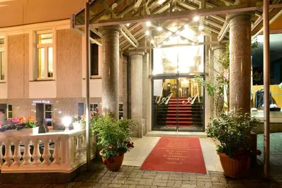 Eine Fassade oder ein Eingang zu Hotel Alexandra