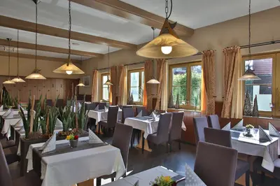 Ein Restaurant oder anderes Speiselokal in der Unterkunft Hotel Gasthof Fenzl