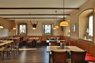 Ein Restaurant oder anderes Speiselokal in der Unterkunft Hotel Gasthof Fenzl