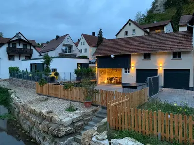 Das Gebäude in dem sich das Ferienhaus befindet