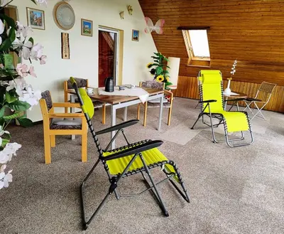 Ein Sitzbereich in der Unterkunft Ferienwohnung Heike Greiner
